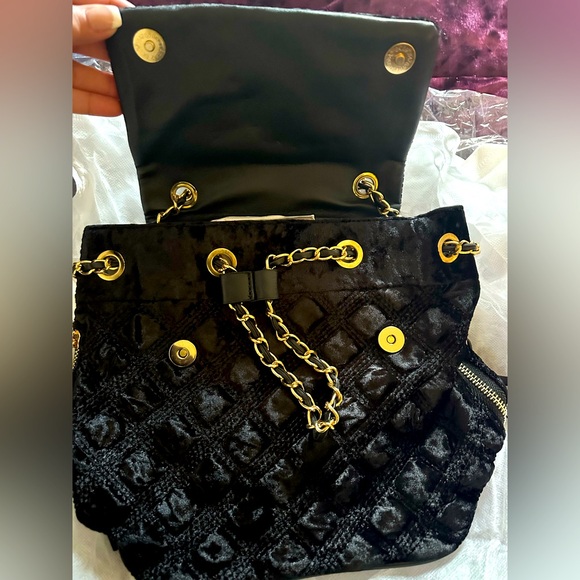 Handbags - Elegant Black Quilted Women's Bag